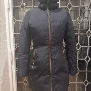 Fresh Black Puffer Jacket with High Collar and Fitted Silhouette